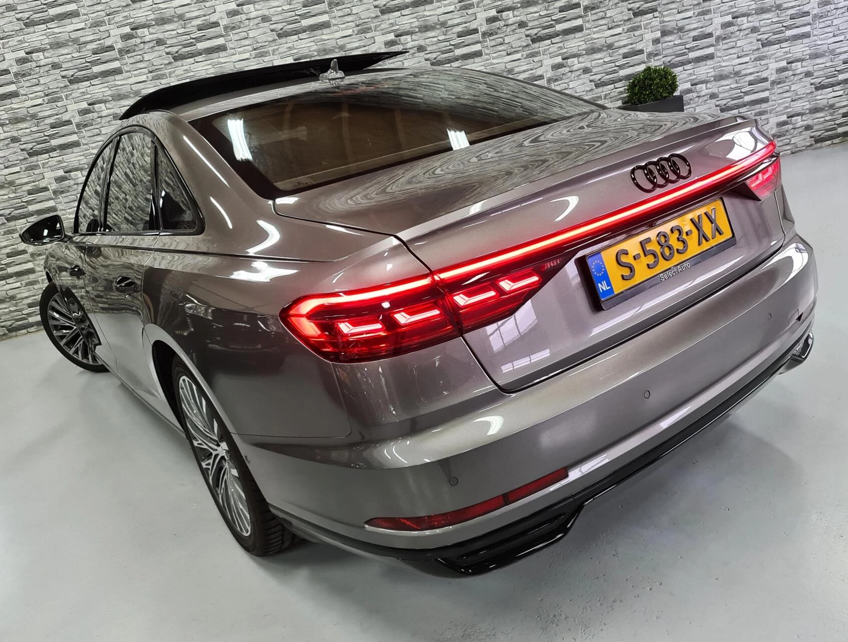 Hoofdafbeelding Audi A8