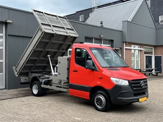 Hoofdafbeelding Mercedes-Benz Sprinter Mercedes-Benz Sprinter 514 2.2 CDI Kipper Airco Trekhaak 3500kg trekgewicht Telefoonverbinding 3-Persoons Gereedschapskist Kieper Open laadbak Bpm vrij voor particulier gebruik!!