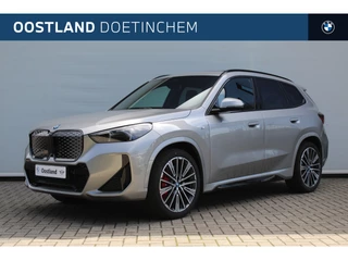 BMW iX1 xDrive30 High Executive M Sport / Panoramadak / Trekhaak / Sportstoelen / M Adaptief onderstel / Adaptieve LED / Parking Assistant Plus / Comfort Access