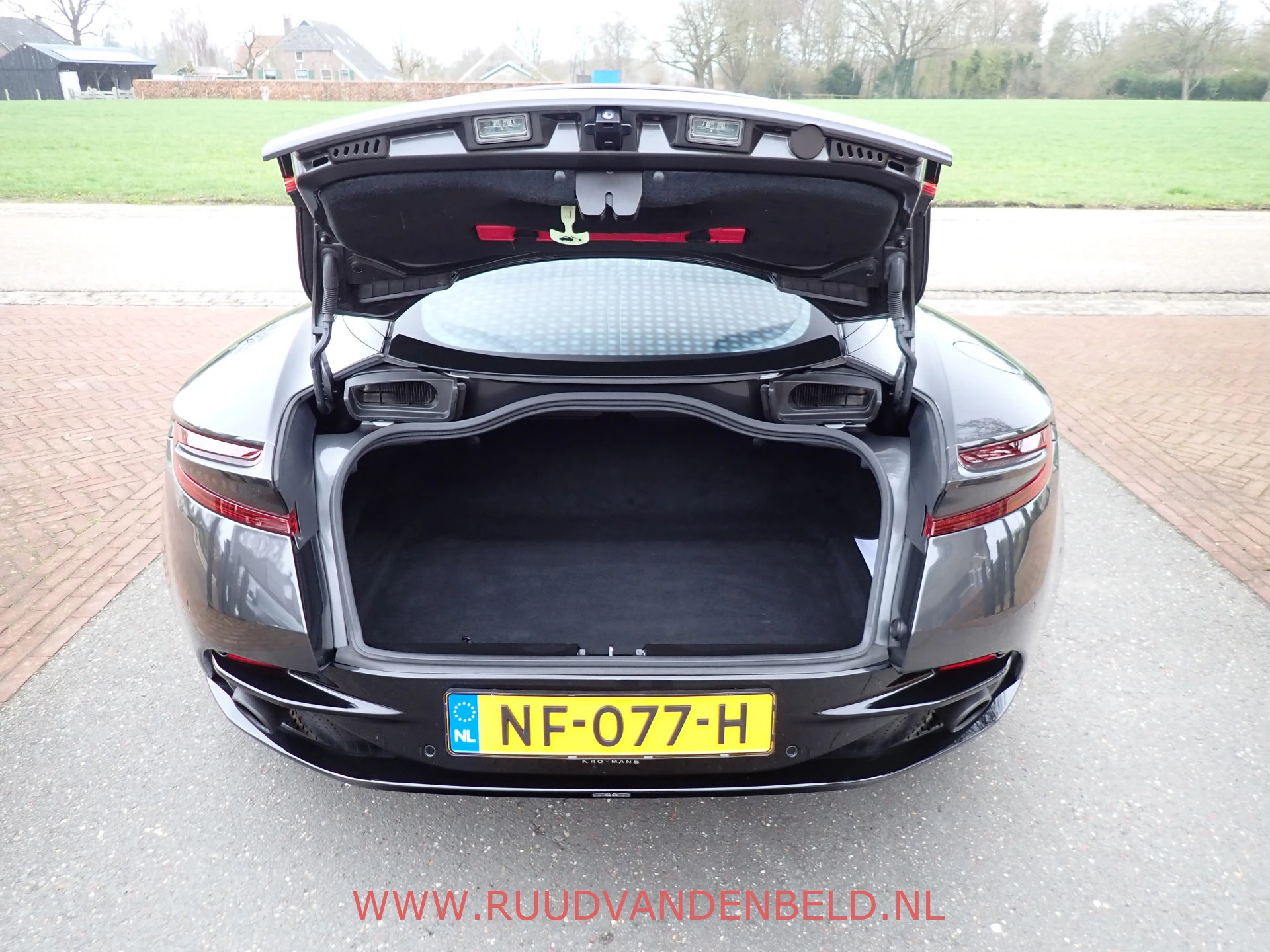 Hoofdafbeelding Aston Martin DB11