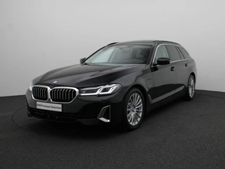 BMW 5 Serie Touring 530e Luxuryline | Stuurwielrand Verwarmd | Trekhaak | Panoramadak | 4-zone Airconditioning | Driving Assistant Professional | Head-Up Display | 18''