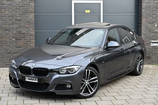 Hoofdafbeelding BMW 3 Serie BMW 320i M-PAKKET| AUTOMAAT | PANO, H/K, E-STOELEN | NL AUTO
