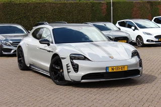 Porsche Taycan Cross Turismo 4 93 kWh / SoH 92,2% / Panoramadak / 360Camera / Passenger Display / Adaptieve Stoelen / Luchtvering / 21'' / Bose / Keyless / Sportchrono / Stoelventilatie / Stoelverwarming 4x / DAB / Cruise Control