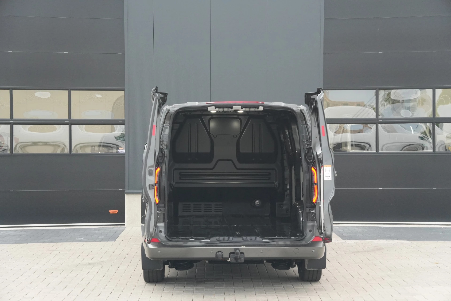 Hoofdafbeelding Ford E-Transit Custom