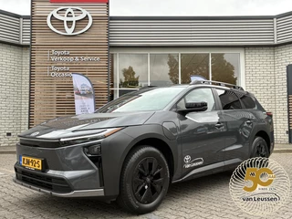 Toyota bZ4X Touring DYNAMIC 75 KWH NIEUW & DIRECT LEVERBAAR!!! BLIND-SPOT PARK-SENSOREN STOEL/STUURVERW APPLE/ANDROID 18" LM-VELGEN