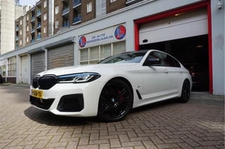 BMW 5 Serie 520i Business Edition Plus M-SPORT * LASER LEER ADAPTIVE Pack Memory Trekhaak NL Auto Dealer onderhouden