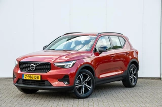 Hoofdafbeelding Volvo XC40 Volvo XC40 B4 Plus Dark | Fusion Red | Keyless | Adapt Cruise