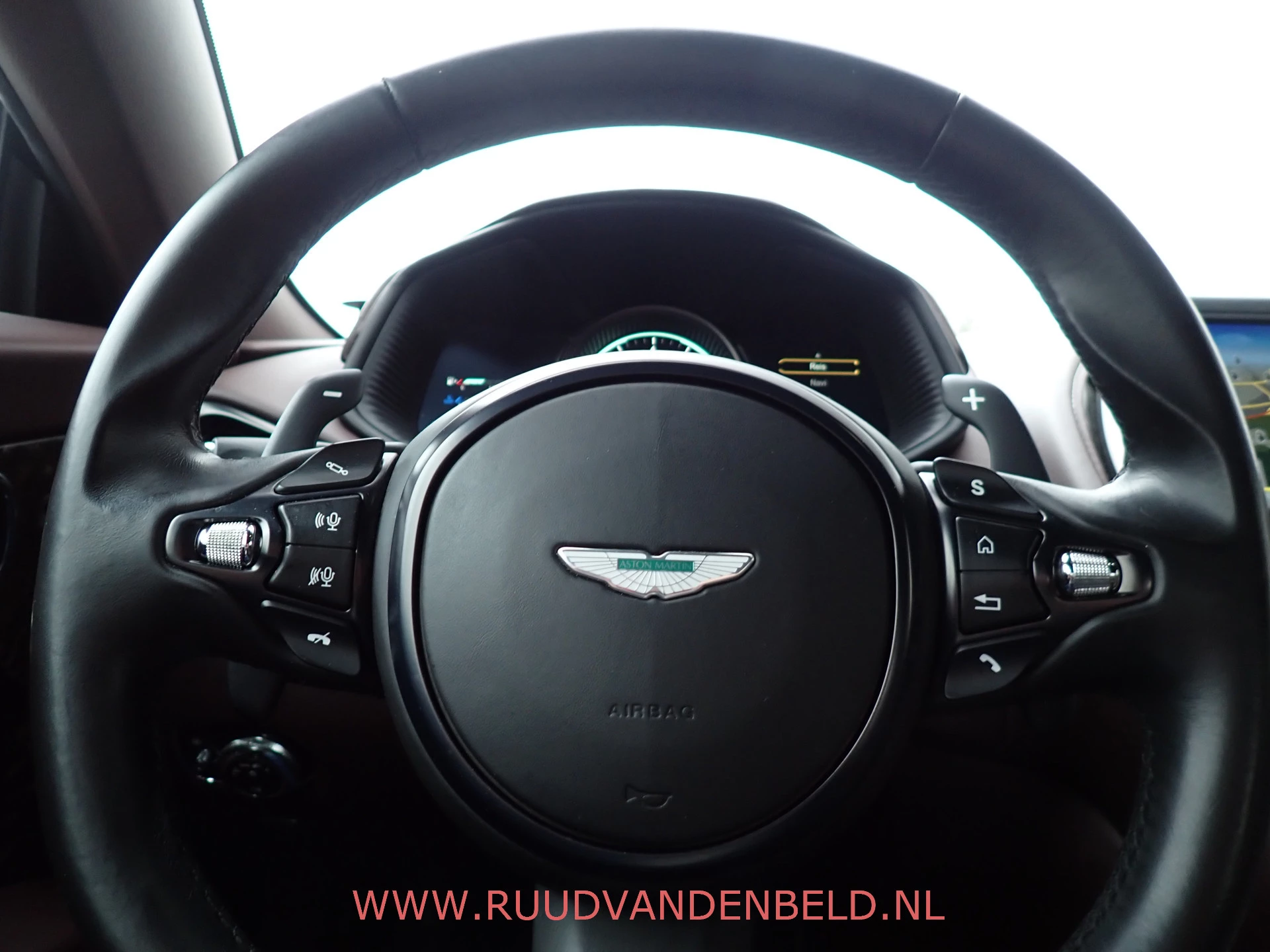 Hoofdafbeelding Aston Martin DB11