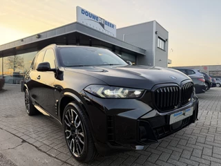 Hoofdafbeelding BMW X5 BMW X5 xDrive50e M Sport Pro Skylounge | Massage | Iconic Glow | Soft Close | Carbon
