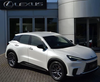 Hoofdafbeelding Lexus LBX Lexus LBX 2WD STOELVERW STUURVERW PARK-SENSOR BLIND-SPOT CARPLAY LENDESTEUN