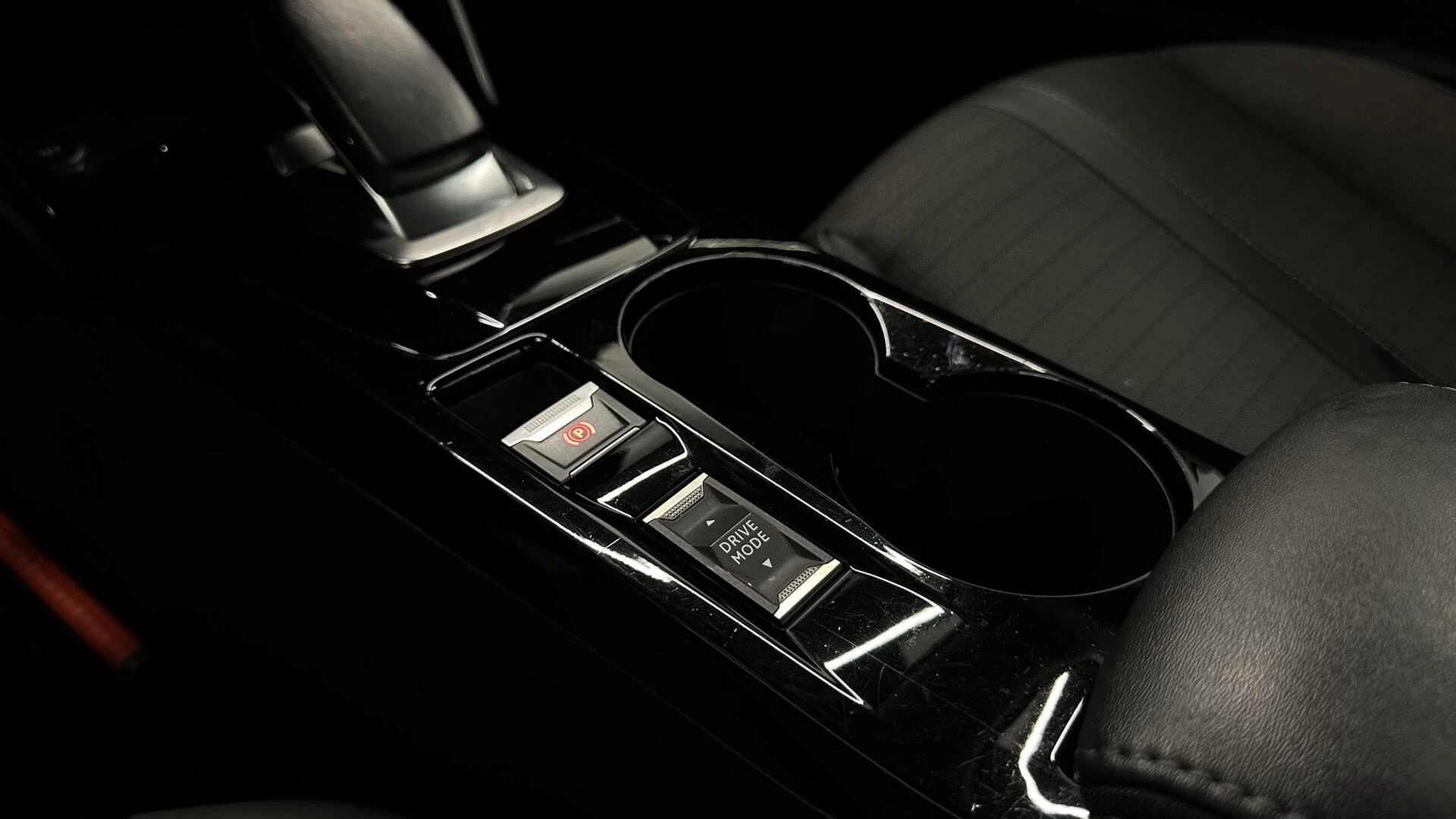 Hoofdafbeelding Peugeot e-2008