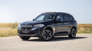 Hoofdafbeelding BMW iX3 BMW iX3 High Executive 80 kWh PANORAMADAK / CARPLAY / BRUIN LEER / NAVI