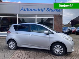Hoofdafbeelding Toyota Verso-S Toyota Verso-S 1.33 VVT-i Dynamic Automaat Cruise Leer Pano VERKOCHT