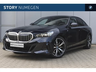 Hoofdafbeelding BMW 5 Serie BMW 5 Serie 530e High Executive M Sport Automaat / Trekhaak / Stoelverwaming / Adaptieve LED / Parking Assistant Plus / Harman Kardon / Live Cockpit Professional