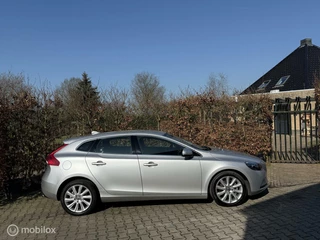 Hoofdafbeelding Volvo V40 Volvo V40 1.6 T3 Momentum 1e Eigenaar Volvo dealer onder. Nieuwstaat