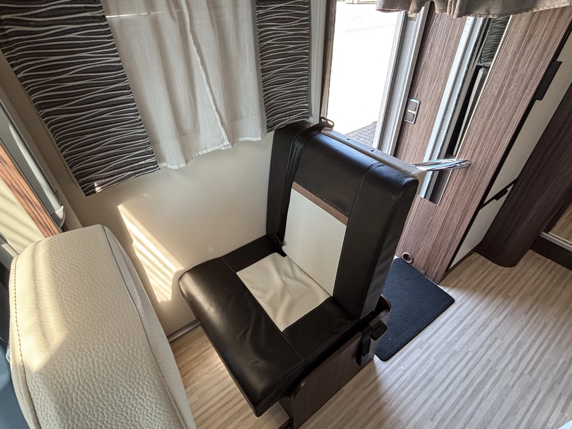 Hoofdafbeelding Benimar TESSORO 497 Automaat / Queensbed / Elektrische Hefbed / Leer / Constructsloten