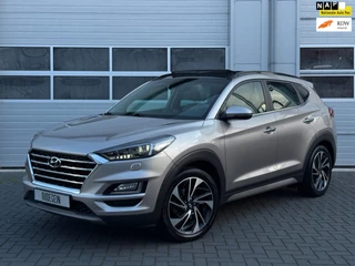 Hoofdafbeelding Hyundai Tucson Hyundai Tucson 1.6 T-GDI PREMIUM / CARPLAY / PANO / 360 CAMERA / LANE / DODEHOEK / STOELVERKOELING + VERW / ELEK STOELEN /