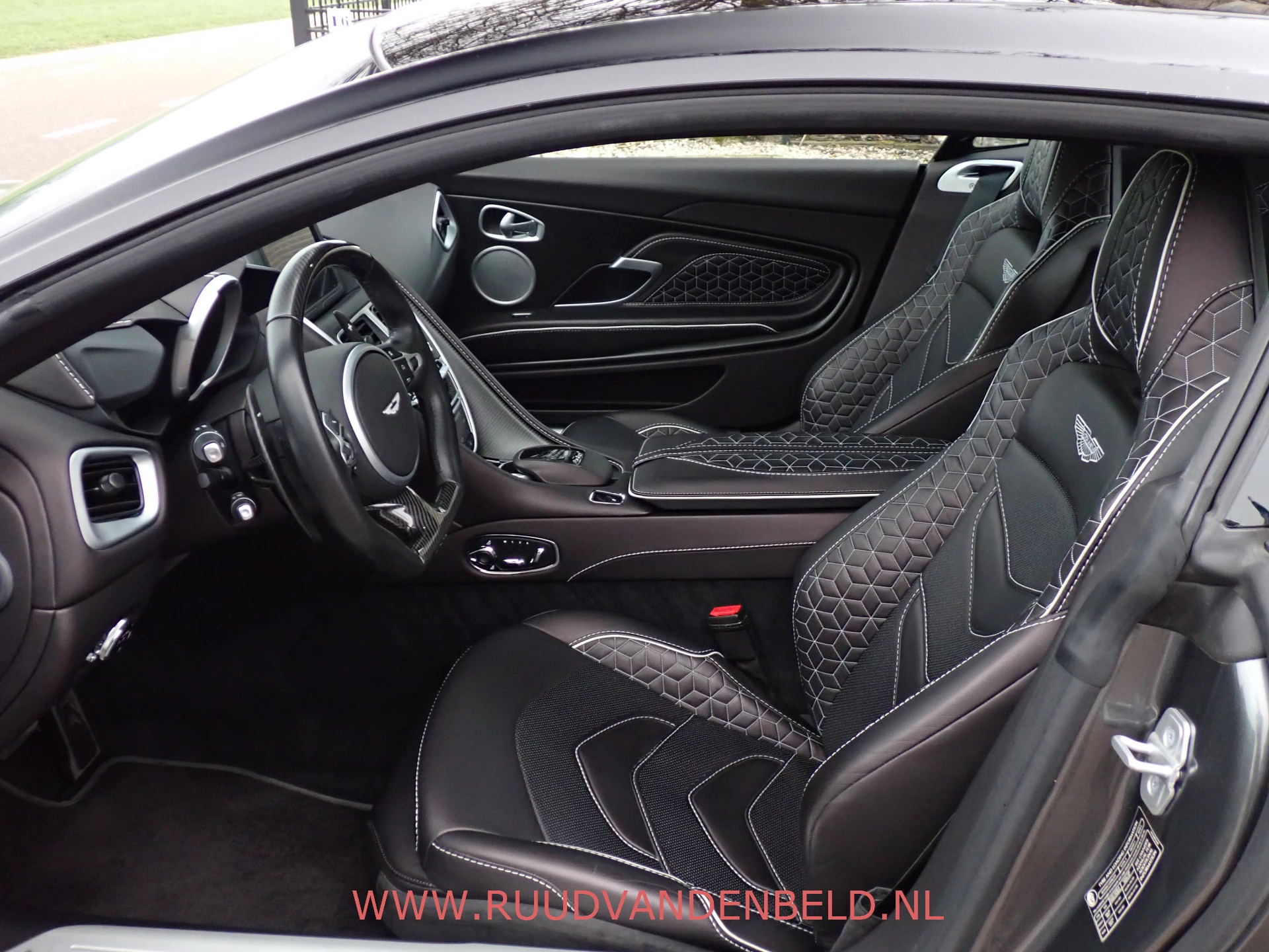 Hoofdafbeelding Aston Martin DBS