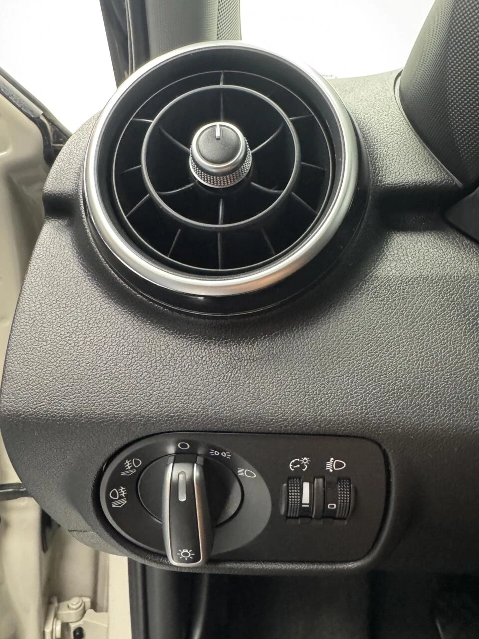 Hoofdafbeelding Audi 1.0 TFSi S-Line Airco-Navigatie-Cr.contr-Lm17''velgen
