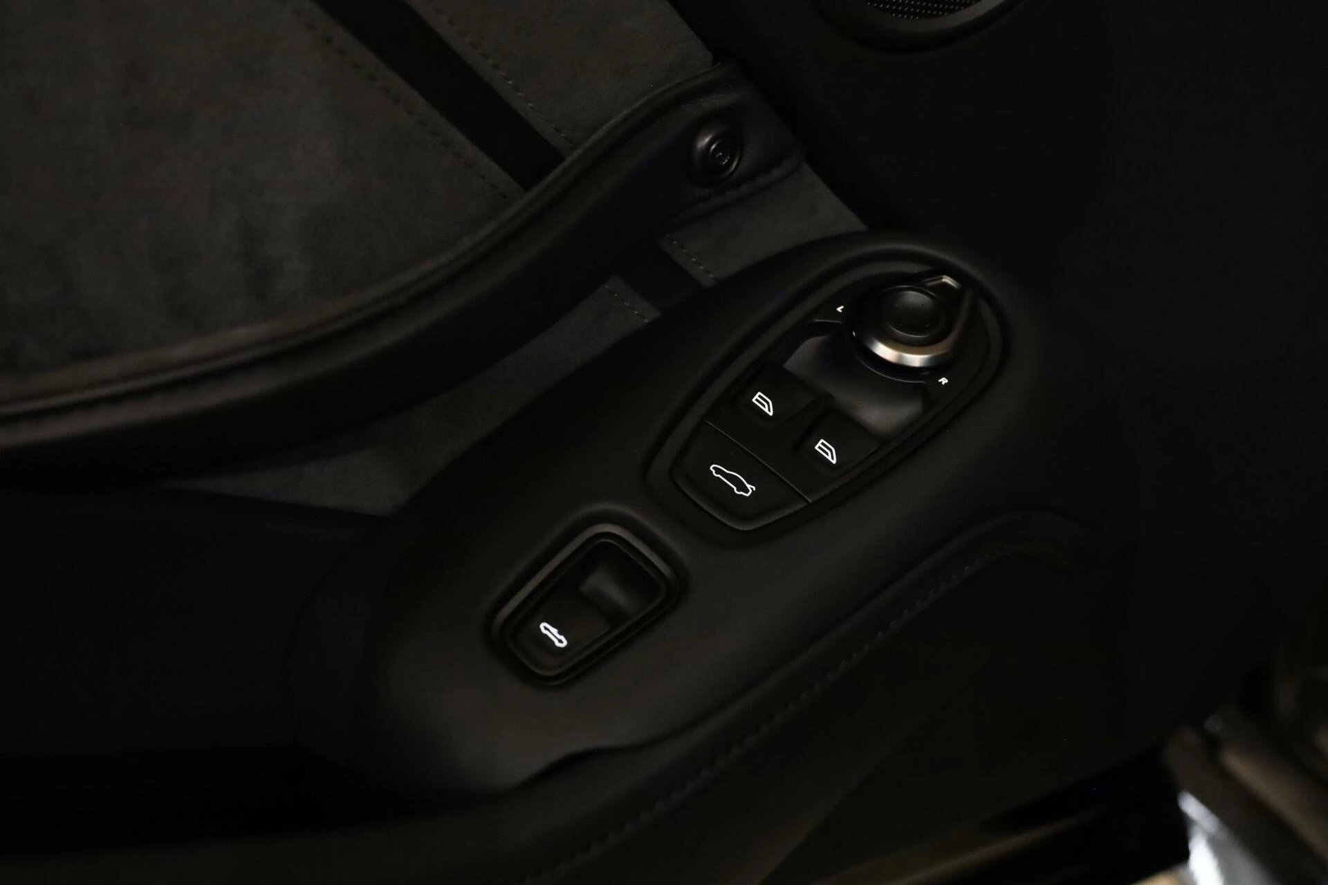 Hoofdafbeelding Aston Martin V8 Vantage