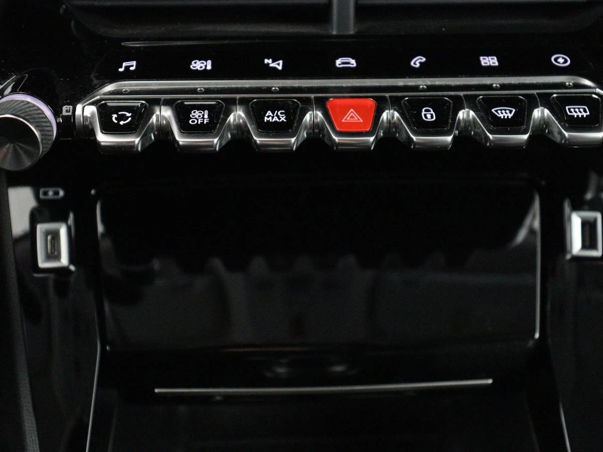 Hoofdafbeelding Peugeot e-2008