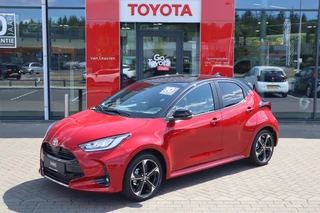 Hoofdafbeelding Toyota Yaris Toyota Yaris 1.5 HYBRID 130 EXECUTIVE NIEUW! BLIND-SPOT JBL-AUDIO HUD PANODAK P-SENSOREN STOEL/STUURVERW KEYLESS APPLE/ANDROID AD-CRUISE