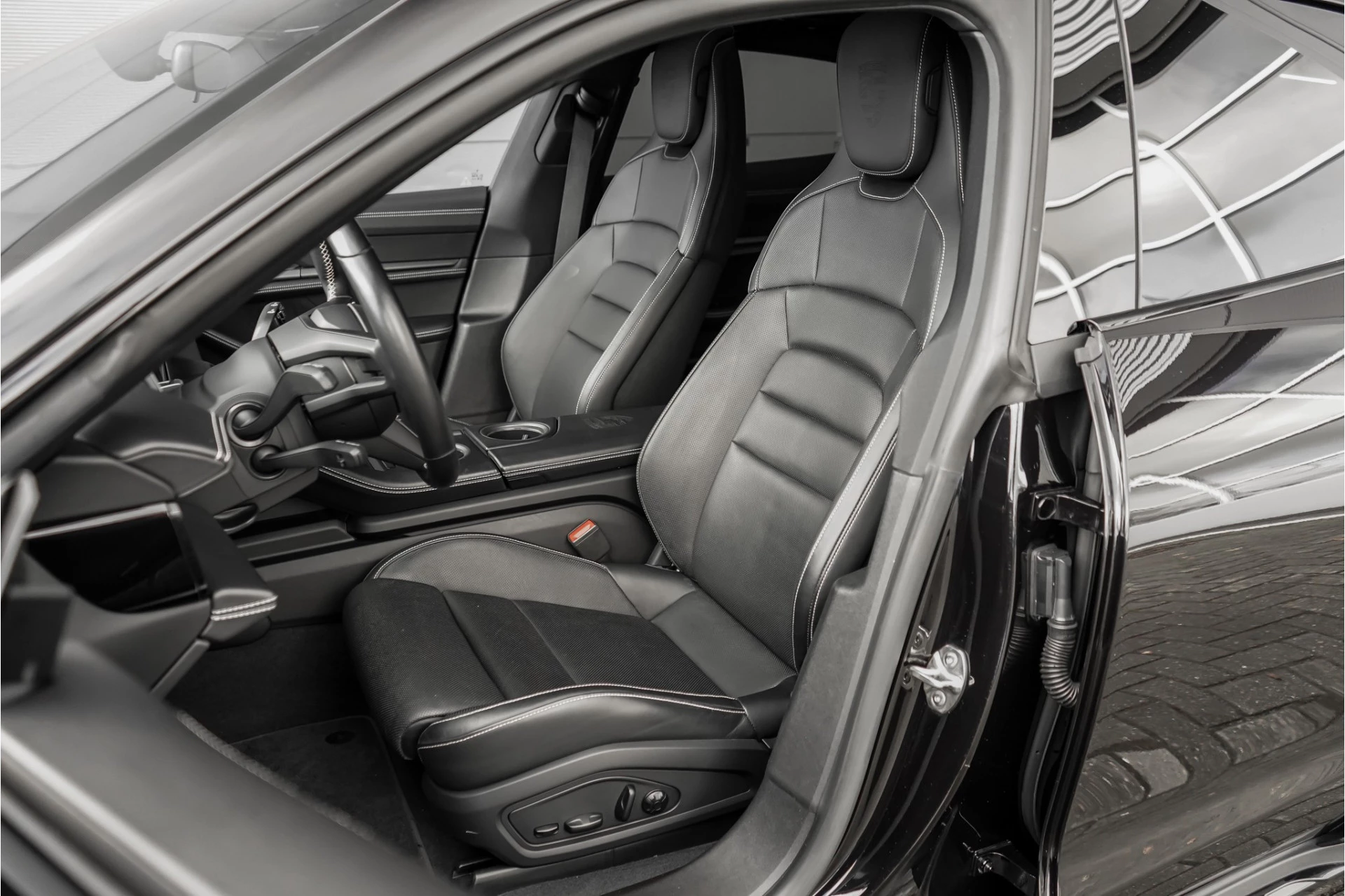 Hoofdafbeelding Porsche Taycan