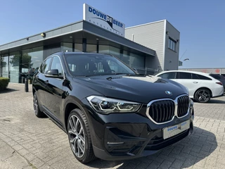 Hoofdafbeelding BMW X1 BMW X1 sDrive18i Sport Line Adapt. Cruise | HUD | Camera | Elekt. Klep | Stoelverw,