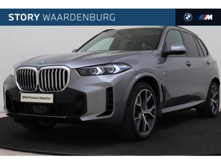 Hoofdafbeelding BMW X5 BMW X5 xDrive50e M Sport Automaat / Trekhaak / Panoramadak / Sportstoelen / Comfort Access / Soft-Close / Harman Kardon / Parking Assistant Professional