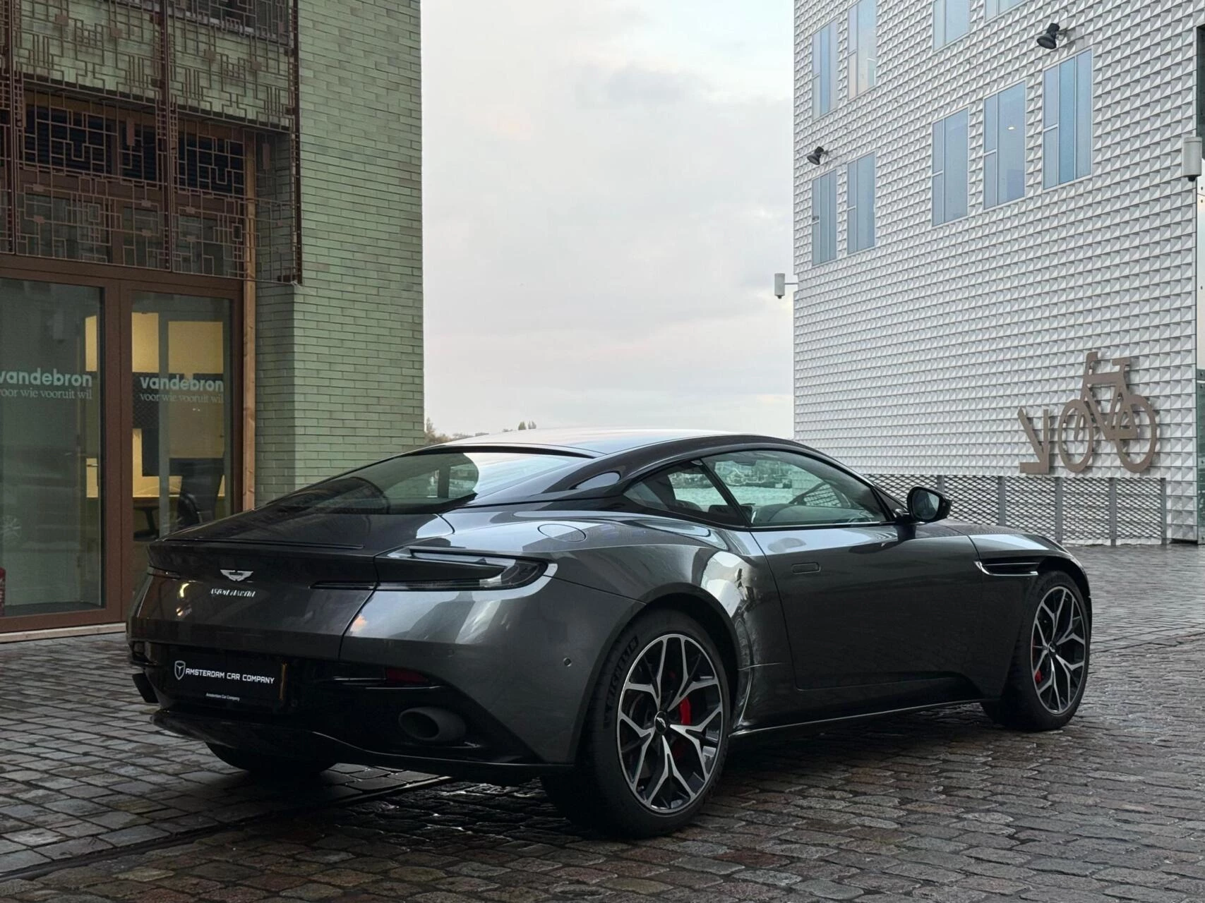 Hoofdafbeelding Aston Martin DB11