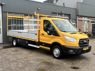 Ford Transit 350 2.0 TDCI L5 RWD 170pk Openlaadbak Pick-up Automaat Airco Trekhaak 2991kg Actiebord laadbak 440 cm lange laadbak Bluetooth telefoon voorbereiding. Euro 6 open laadbak P-up Bakwagen