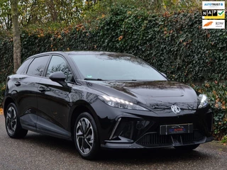 Hoofdafbeelding MG MG4 MG 64 KhW Full Optie 360 Cam Pilot CarPlay LED MG4 Electric 5 jaar Fabrieksgarantie! 1e- EigenaarNL NAP Top staat Luxury 64 kWh