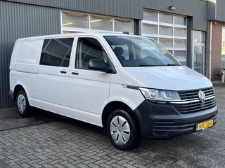 Hoofdafbeelding Volkswagen Transporter Volkswagen Transporter 2.0 TDI L2H1 30 DC Airco Cruise controle Telefoonverbinding Trekhaak 2200kg trekgewicht Apple carplay Navigatiesysteem schuifdeur Euro 6 Dealer onderhouden 1e Eigenaar