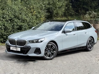 BMW 5 Serie Touring 520iA M-SPORT ** ADAPT. LED, LEDER, PANORAMA, TREKH, H&K SOUND, DR. ASS+ ** 1e EIG - UNFALLFREI ** ** INFORMEER OOK NAAR ONZE AANTREKKELIJKE FINANCIAL-LEASE TARIEVEN **