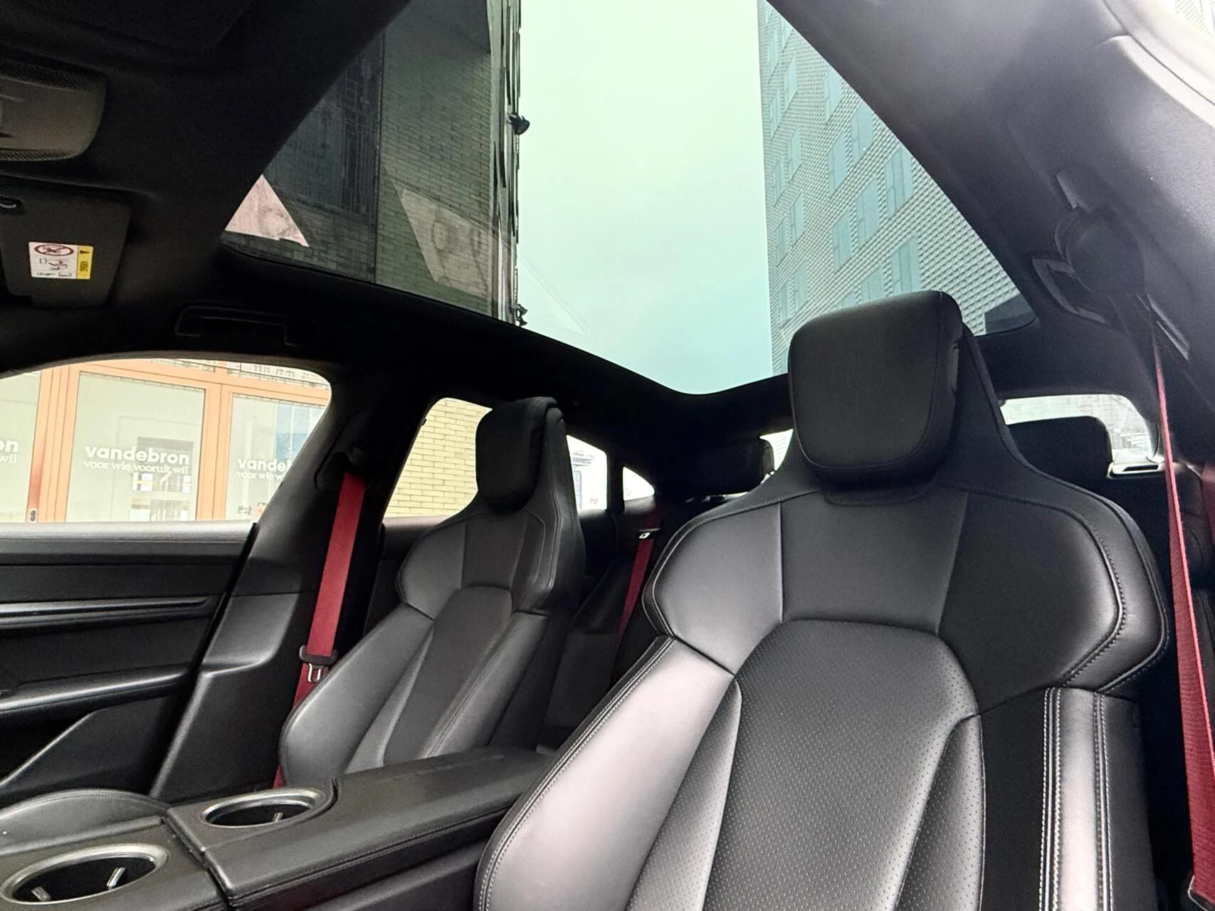 Hoofdafbeelding Porsche Taycan