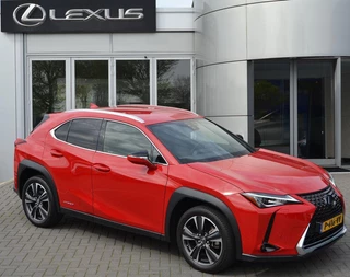 Hoofdafbeelding Lexus UX Lexus UX 250h Preference Line STOELVERW STUURVERW BLIND-SPOT KEY-LESS CARPLAY