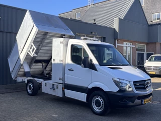 Hoofdafbeelding Mercedes-Benz Sprinter Mercedes-Benz Sprinter 316 2.2 CDI Veegvuilkipper Kipper Airco  Airco Trekhaak 2000kg Telefoonverbinding 2-Persoons 1e eigenaar ex overheid open laadbak Pick-up Kieper Euro 6 Vuilniswagen Snipperwagen Veegvuil Bakwagen