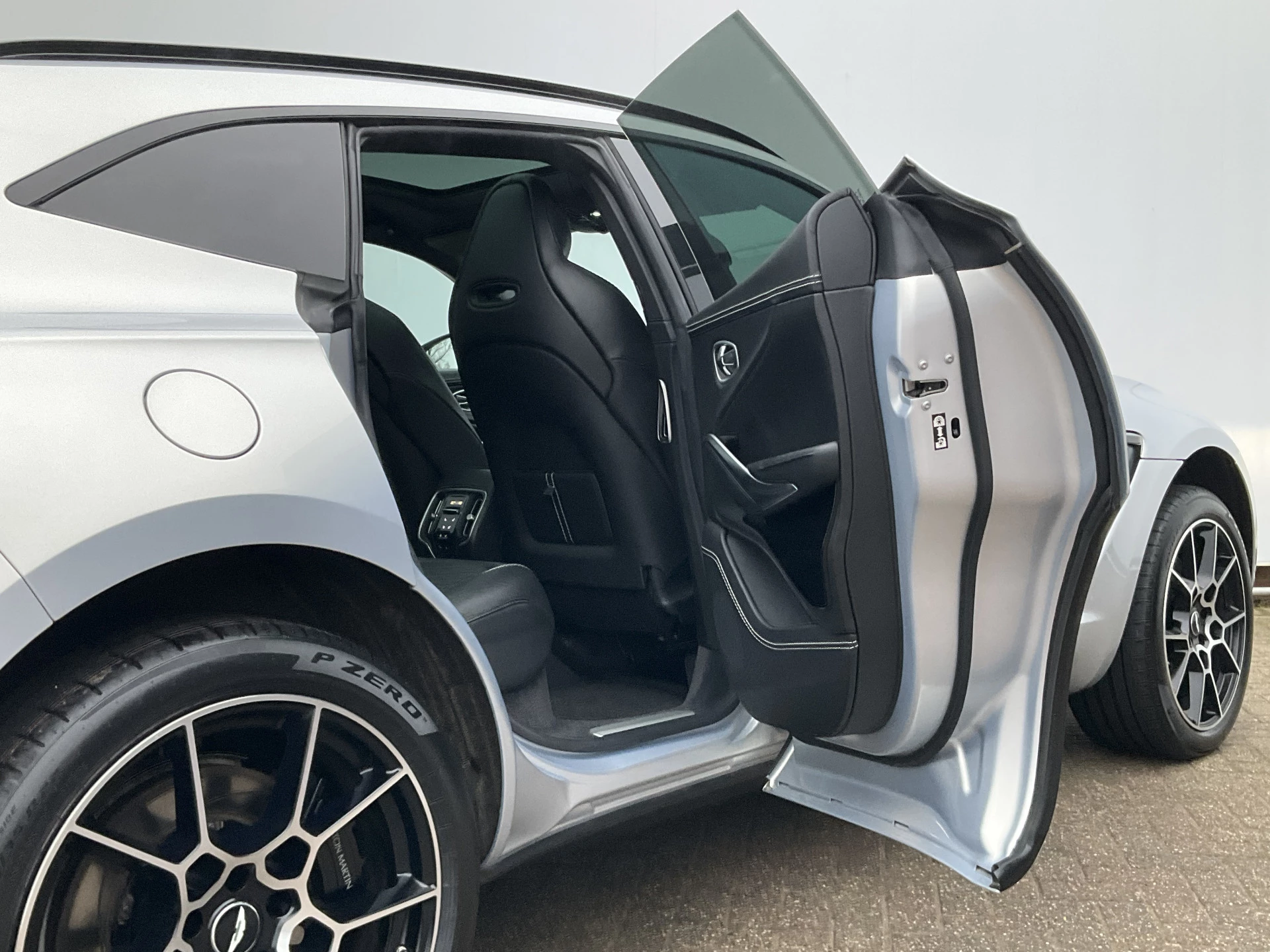 Hoofdafbeelding Aston Martin DBX