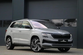 Skoda Karoq 1.5 TSI ACT SPORTLINE AdaptiveCruise Camera 19'Inch Sportzetels AppleCarplay Facelift Trekhaak MatrixLed PrivacyGlass 92000KM BJ2022