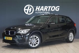 Hoofdafbeelding BMW X1 BMW X1 sDrive18i + AUTOMAAT / PANORAMA / SPORT / STUUR/STOELVERWARMING