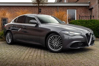Hoofdafbeelding Alfa Romeo Giulia Alfa Romeo Giulia 2.0T Super 200 PK Aut. Xenon Leder Keyless PDC Camera 18''