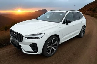 Volvo XC60 2.0 T8 Recharge AWD 335kW/455pk Aut8 Long Range Ultimate Dark LUCHTVERING + BOWERS&WILKINS + PANORAMADAK + EL.TREKHAAK + PILOT ASSIST + ADAPT.CRUISE + STOELVERWARMING&-VENTILATIE + 360 CAMERA + KEYLESS + PARKSENSOREN + 21" LM-VELGEN!!