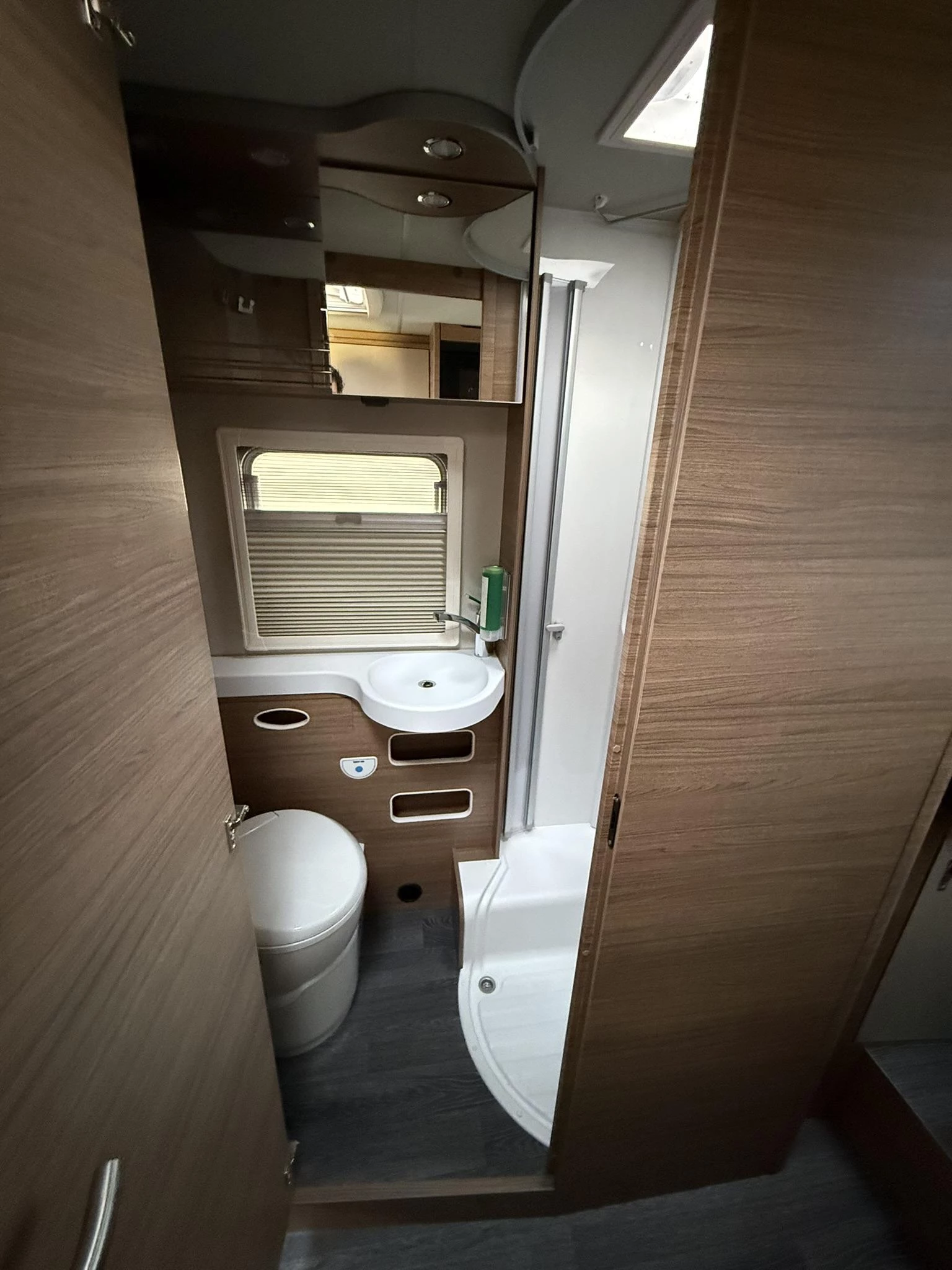 Hoofdafbeelding Knaus R12 700 MEG Live 3300Km. Nieuwstaat, zeer compleet