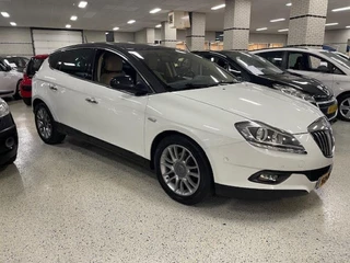 Hoofdafbeelding Lancia Delta Lancia Delta 1.4 M.AIR PLATINO Panorama Dak Parkeerhulp Navigatie Airco