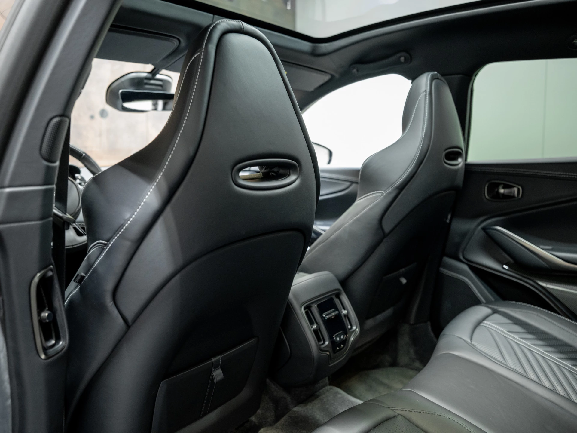 Hoofdafbeelding Aston Martin DBX