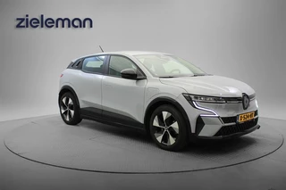Hoofdafbeelding Renault Megane E-Tech Renault Megane E-Tech EV40 Boost Charge Equilibre - Digitaal Cockpit, Carplay, Camera, SOH 95,3%