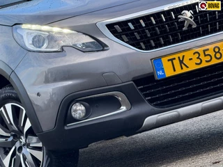 Hoofdafbeelding Peugeot 2008 Peugeot 2008 1.2 PureTech 110pk Allure - Gris Platinium - Panorama/Camera - Chique