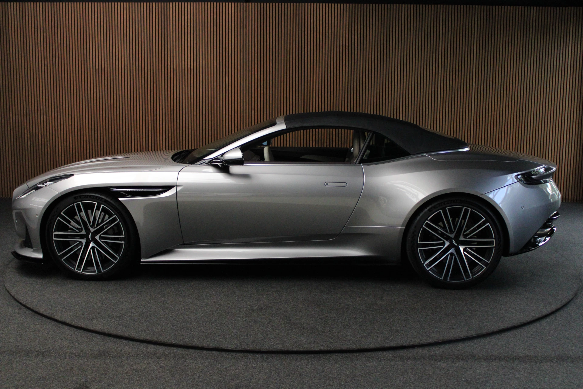 Hoofdafbeelding Aston Martin V8 Volante