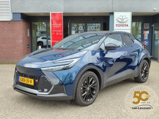 Toyota C-HR 2.0 Plug-in Hybrid 220 GR SPORT PLUS TREKHAAK PANODAK HEAD-UP 360° CAMERA 18'' LM-VELGEN 4S-BANDEN EL-STOEL/ACHTERKLEP STOEL/STUURVERW NL-AUTO 1E-EIG