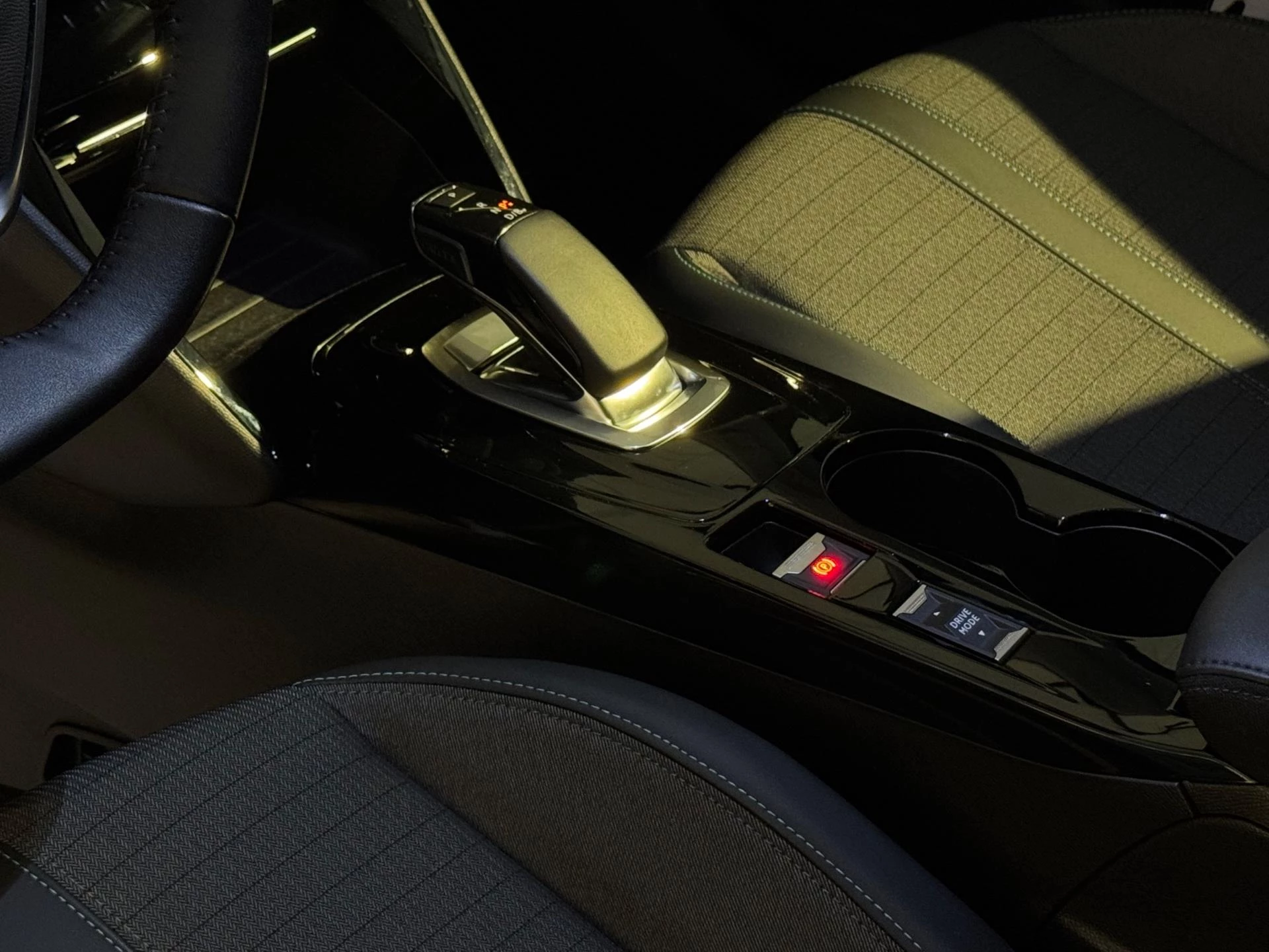 Hoofdafbeelding Peugeot e-2008